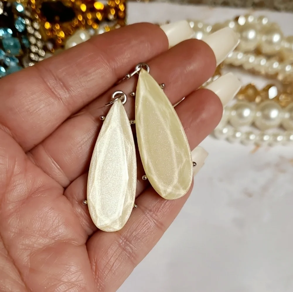 Irresdescent Ivory Teardrop Dangle Silver Earrings